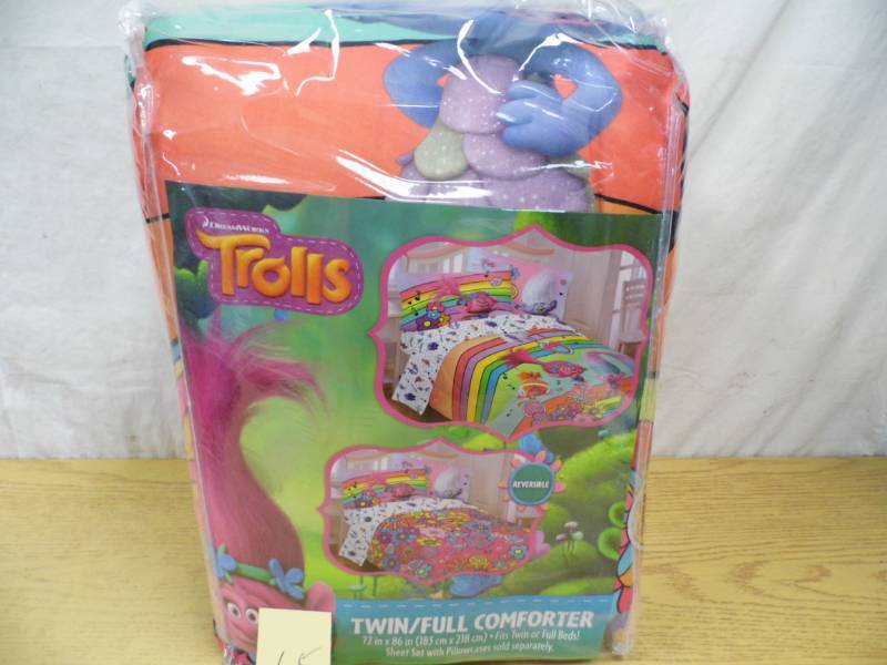 lot 65 image: New Trolls Comforter