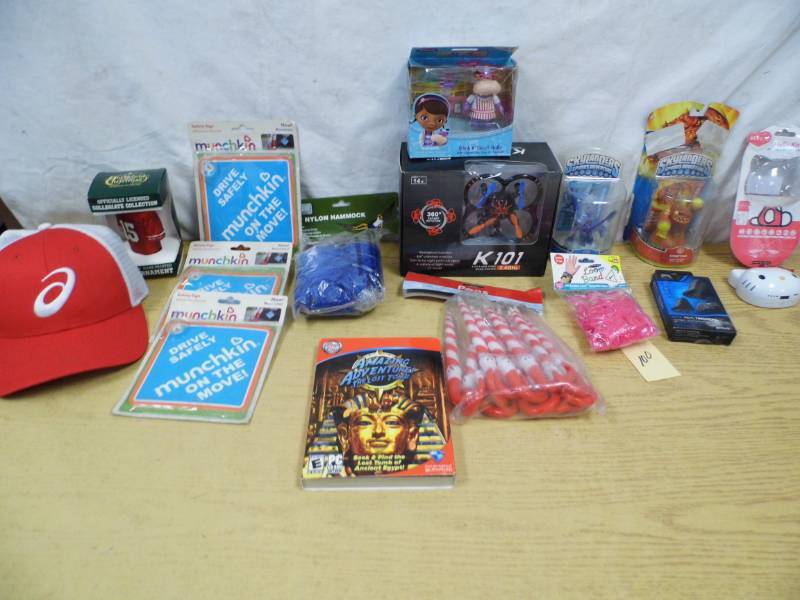 lot 100 image: Quad Copter - Hat - Charger - Misc