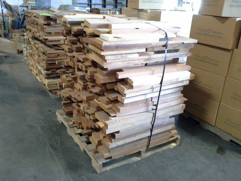 lot 2001 image: Pallet of Short Cedar Sections