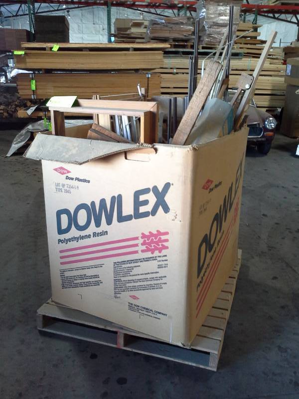 lot 2062 image: Pallet of Misc. Screen and Window Parts