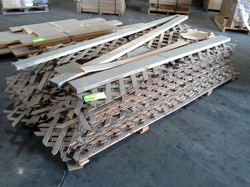 lot 2077 image: Stack of Wooden Lattice