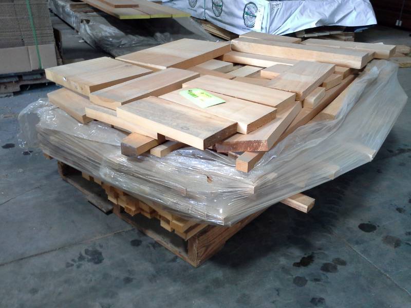 lot 2083 image: Pallet of Pine Shorts