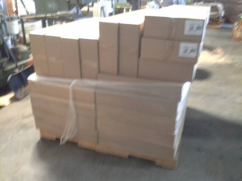 lot 2027 image: Pallet of 27 Kiddie Adirondack Chairs with Table