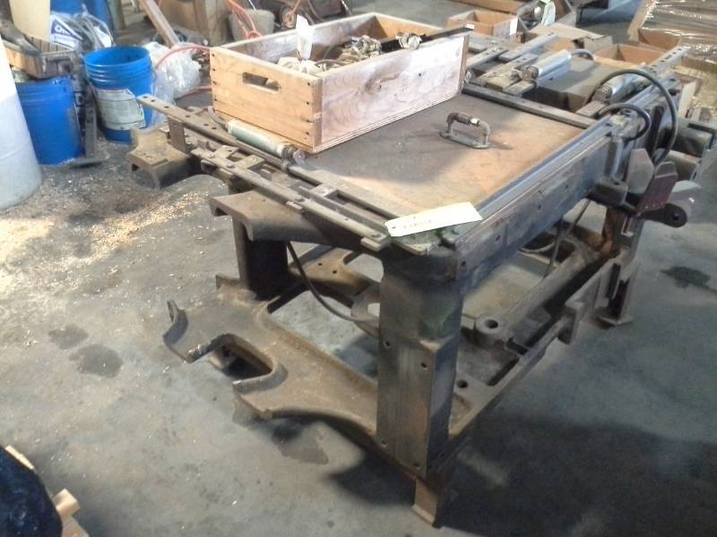 lot 2089 image: Metal Pneumatic Clamp Table