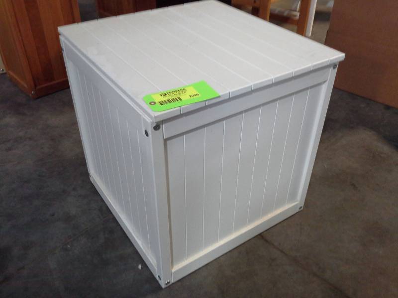 lot 2099 image: Outdoor Lawn Furniture Pillow Storage