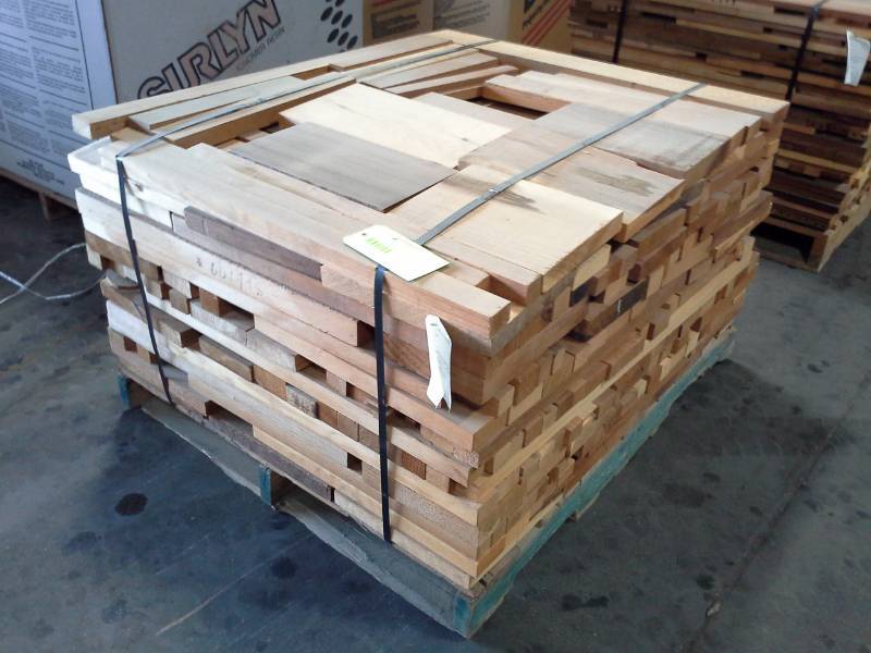 lot 2120 image: Pallet of Red Narrows and Shorts