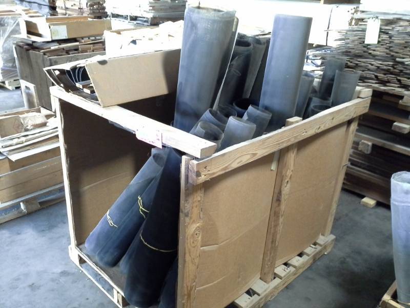 lot 2134 image: Large Box of Screen
