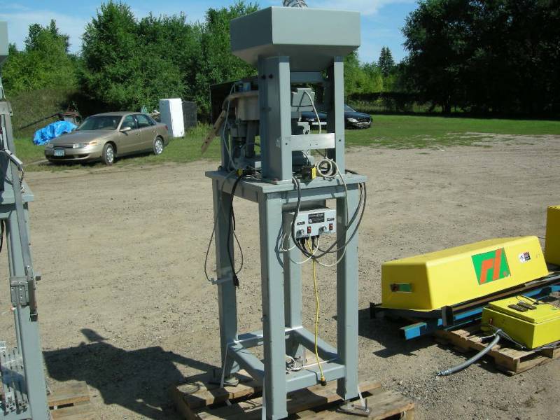 lot 5 image: Mid-WestRodix Vibratory Feeder Cube - Plus Series