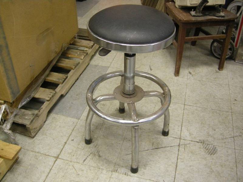 lot 48 image: Heavy Duty Adjustable Shop Stool