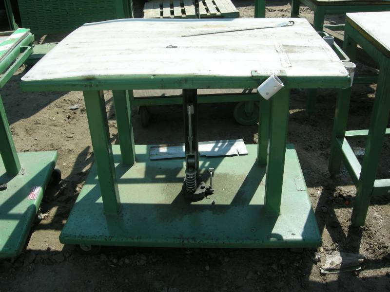 lot 108 image: Industrial Hydraulic Lift Table
