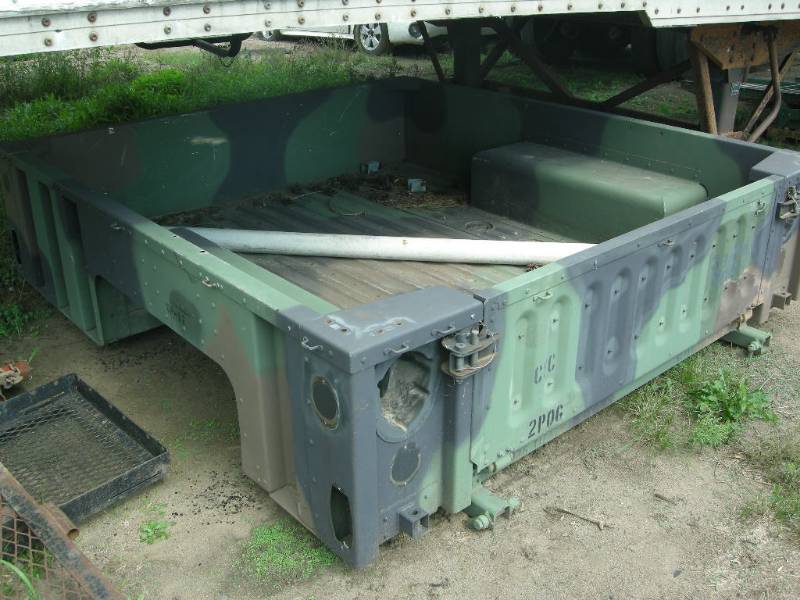 lot 132 image: Hummer BoxBed