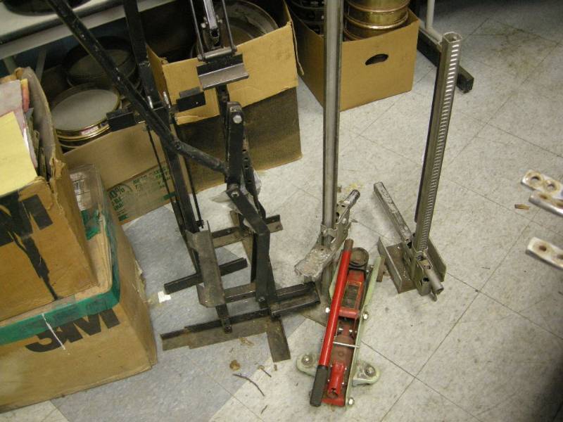 lot 170 image: Car Jacks and Materials Lifters