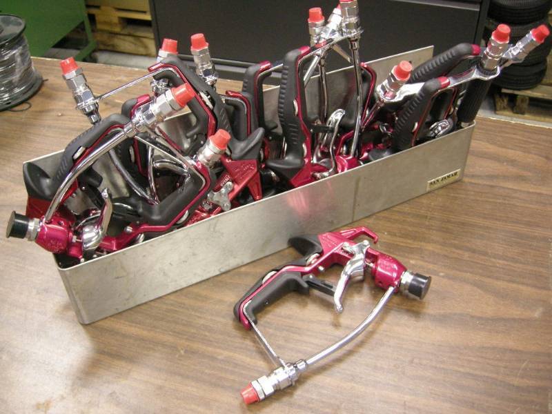lot 185 image: 12 Like New Airless Sprayguns