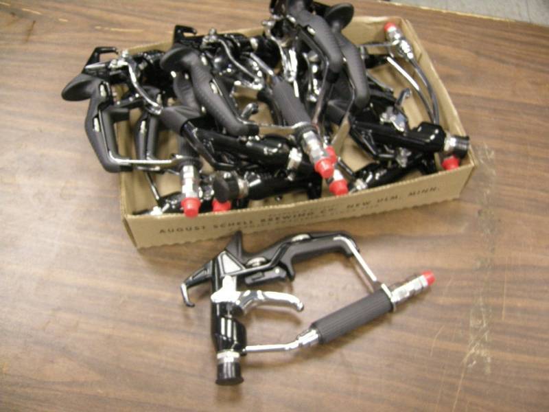 lot 186 image: 12 Like New Airless Sprayguns