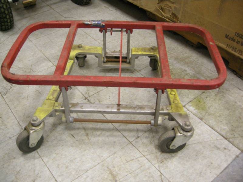 lot 201 image: Heavy Duty Rolling Lift Cart