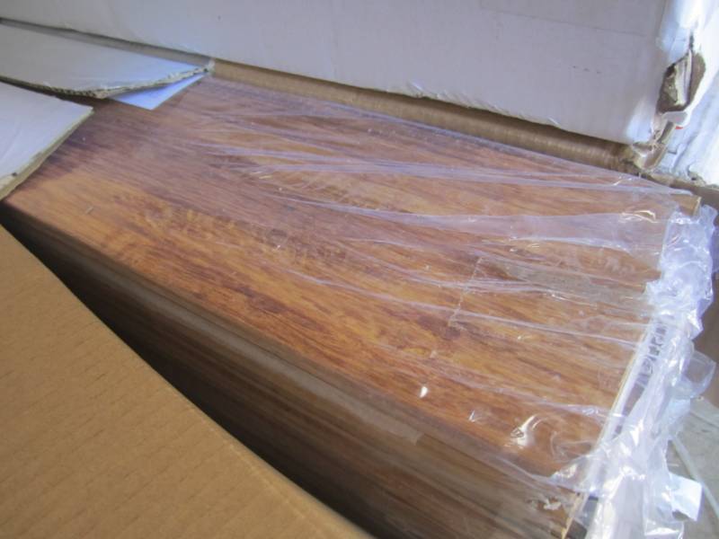 lot 2 image: 4 Cases of Home Decorators Collecti...