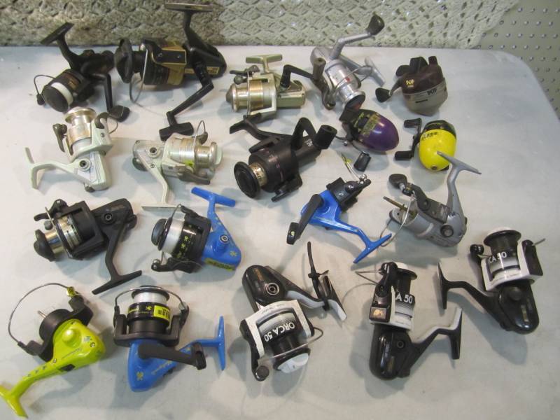 lot 42 image: Lot of 19 Misc Fishing Reels Some a...