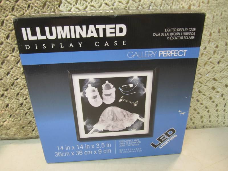 lot 87 image: 14 x 14 LED Illuminated Display C...