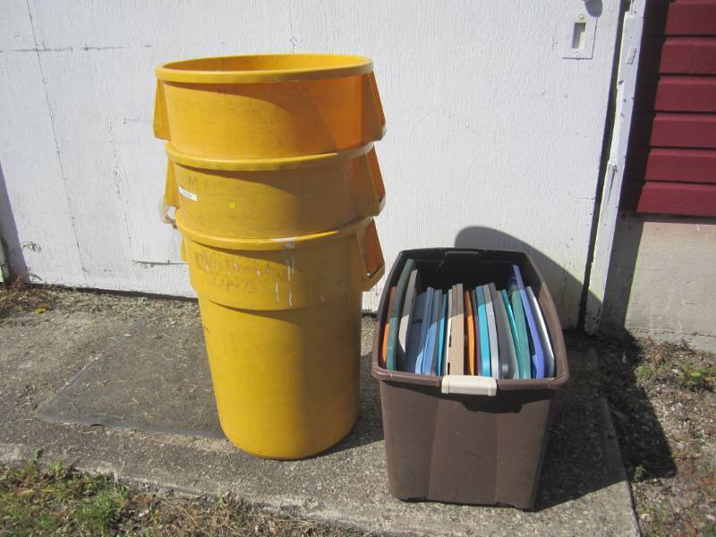 lot 101 image: 3 Rubbermaid Brute 44 Gallon Trash ...