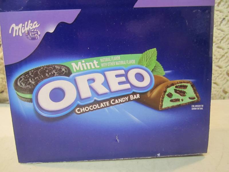 lot 224 image: Box of 24 Mint Oreo Chocolate Candy...