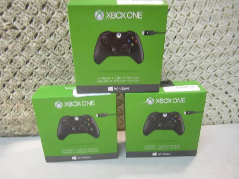 lot 251 image: Lot of 3 X Box One Controllers  EC1...