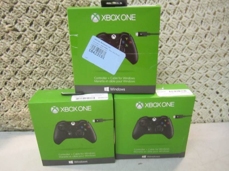 lot 252 image: Lot of 3 X Box One Controllers  EC1...