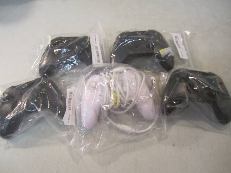 lot 260 image: Lot of 5 X Box Controllers  EC1...