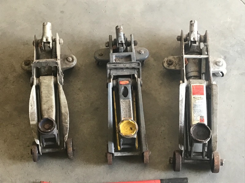 lot 27 image: Lot Of (3) Floor Jacks