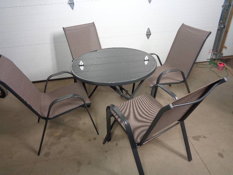 lot 9 image: New Patio Table and Chairs