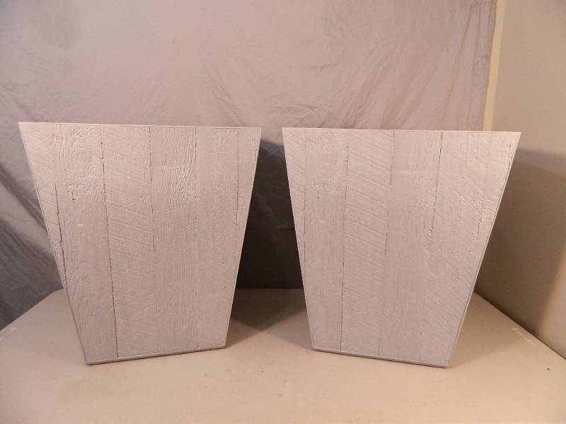 lot 61 image: 2 New Suncast Planters