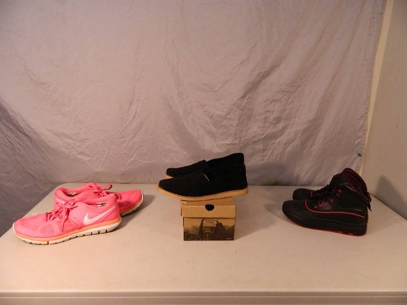 lot 103 image: 3 Pair of Womens Shoes