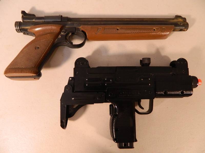 lot 104 image: Pellet Pistol and Airsoft Gun