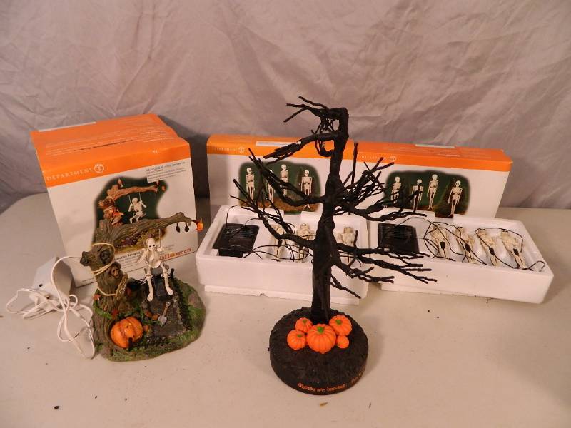 lot 112 image: Dept 56 Halloween Village Accessories