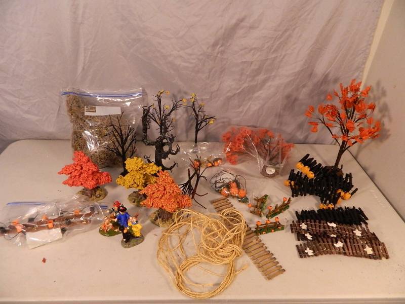 lot 113 image: Halloween Village Accessories