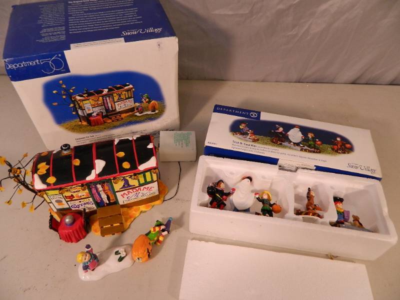 lot 114 image: Dept 56 Halloween Items