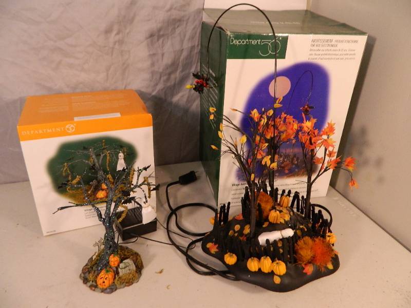 lot 119 image: Dept 56 Halloween Village Accessories