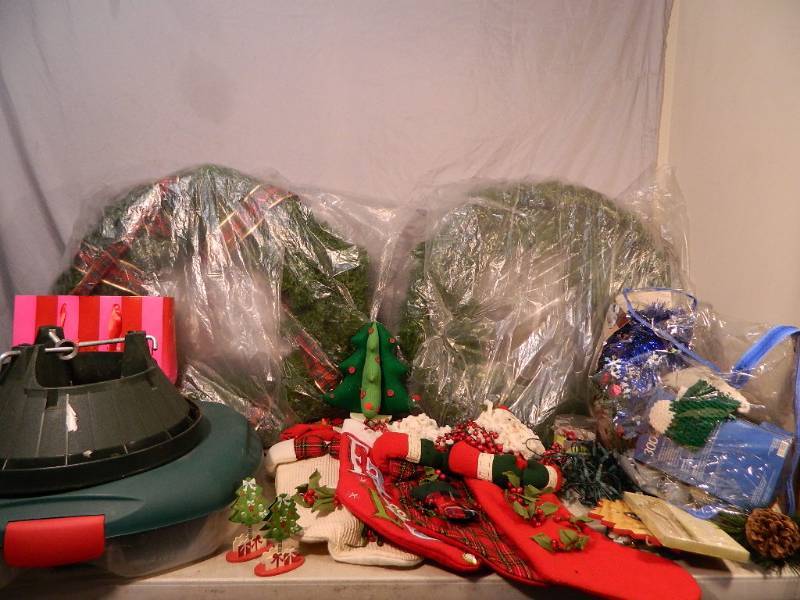 lot 157 image: Christmas Decor