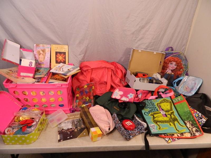 lot 179 image: Bags, Purses, Books, Crafts, Toys, Etc
