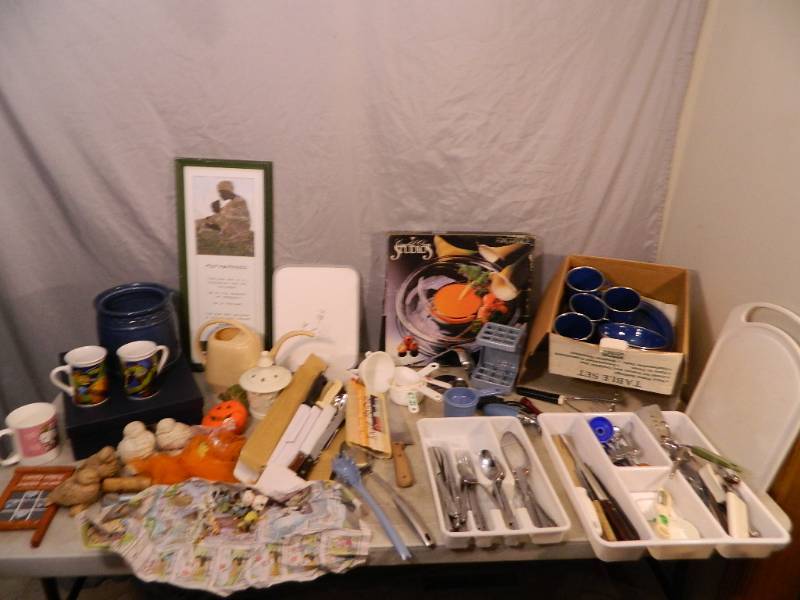 lot 184 image: Kitchen Items, Home Decor, Etc