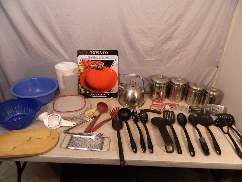 lot 186 image: Canister Set and Kitchen Items