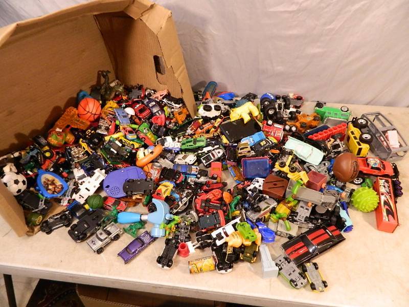 lot 189 image: Large Assortment of Hot Wheels, Matchbox, and More