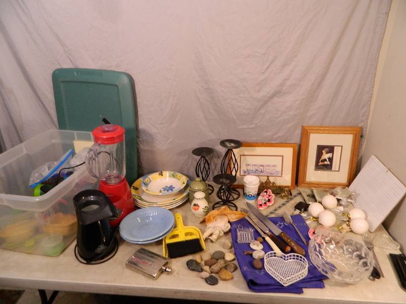 lot 190 image: Home Decor, Kitchen Items, and More