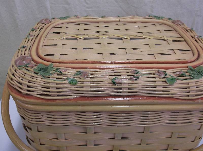VINTAGE PICNIC BASKET