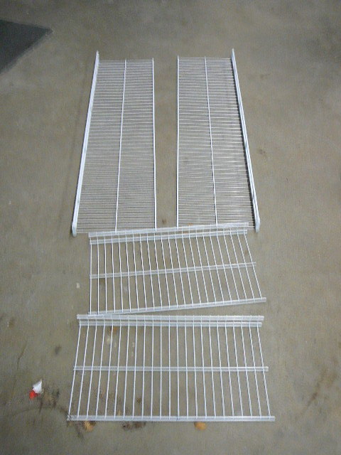 lot 4 image: Wire shelves  (White)