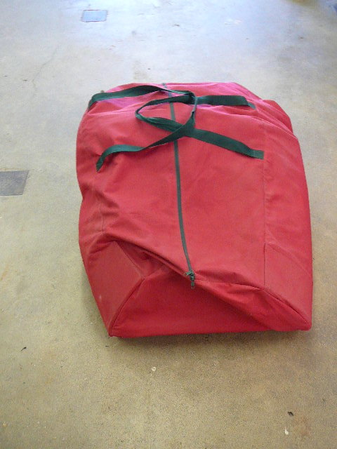 lot 9 image: Christmas tree and bag