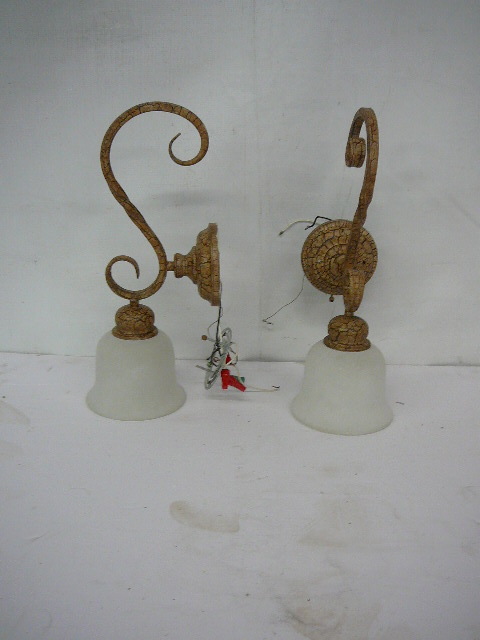lot 13 image: Light fixtures