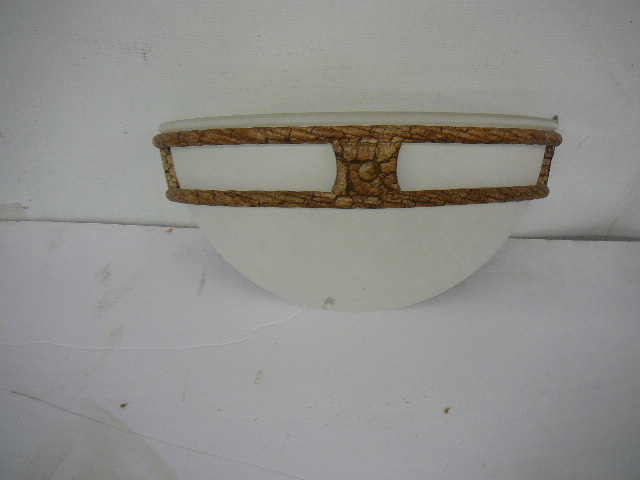 lot 14 image: Light fixtures