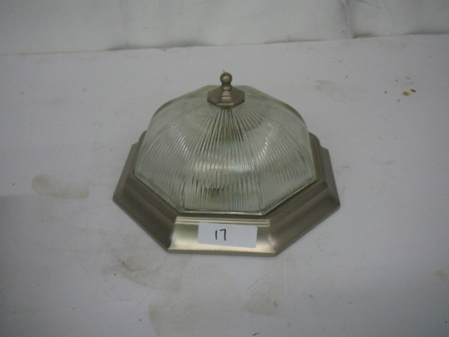 lot 17 image: Light fixture