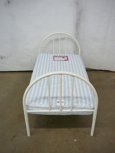 lot 19 image: Small kids bed