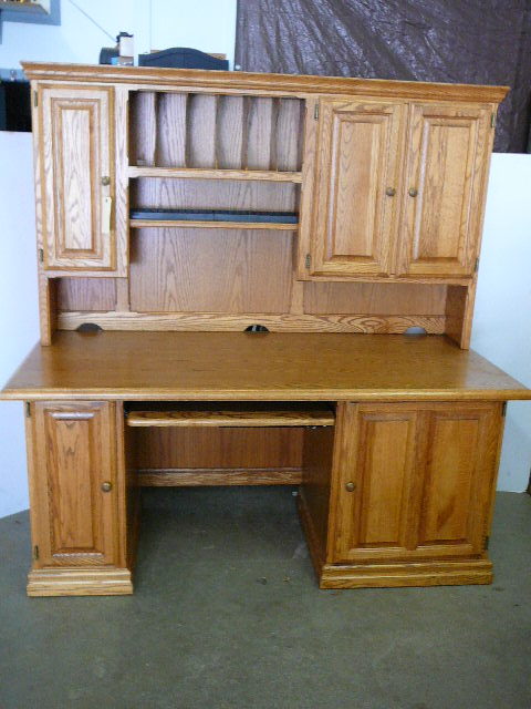 lot 20 image: Oak Desk with top hutch